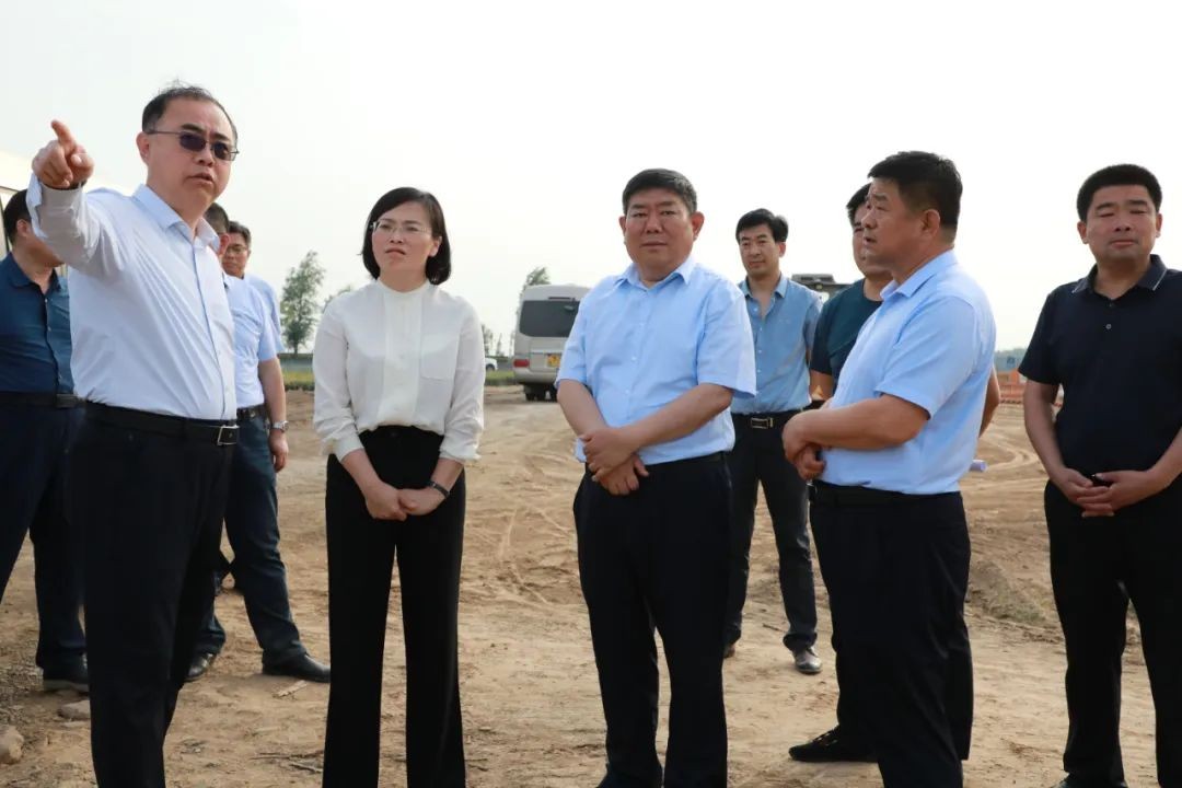 市委常委、副市長、交通運(yùn)輸重點(diǎn)項(xiàng)目指揮部指揮長樊廷雷到臨武高速現(xiàn)場(chǎng)調(diào)度工程建設(shè)工作